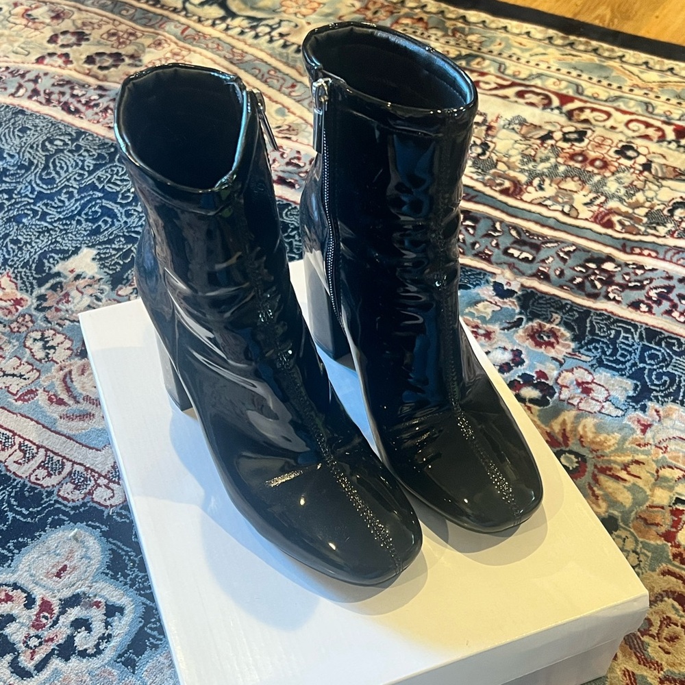 URBAN OUTFITTERS Alana Black Patent Block Heel Boot US 7